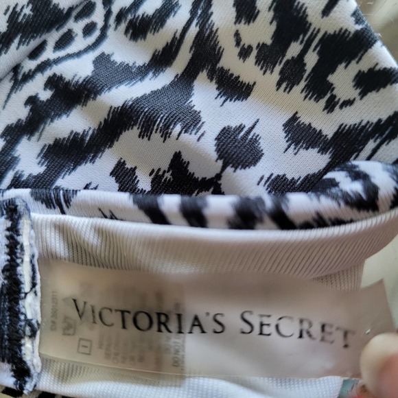 Victoria's Secret Black/White Printed Halter Padded Bikini Top Swimsuit Size M - Picture 9 of 10